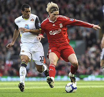 Liverpool's Fernando Torres (right) challenges Sunderland's Paulo da Silva during their English Premier League match on Sunday