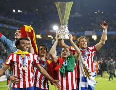 Atletico Madrid's players celebrate with the trophy