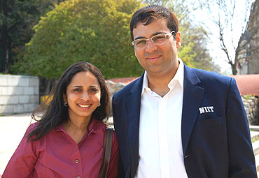 Anand with wife Aruna after the opening press conference in Sofia