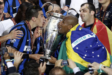 Inter's Lucio and Maicon kiss the trophy after defeating Bayern Munich in their Champions League final