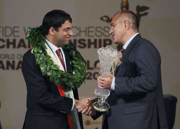 Anand receives the trophy from Bulgaria's Prime Minister Boiko Borisov