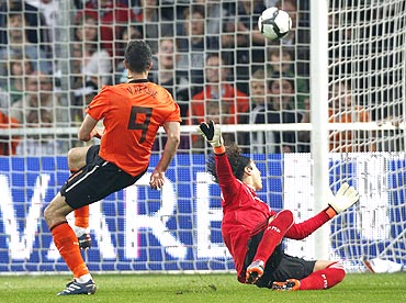 Netherlands's Robin Van Persie scores past Mexico keeper Guillermo Ochoa