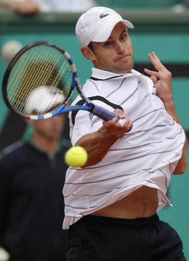Andy Roddick in action against Blaz Kavcic