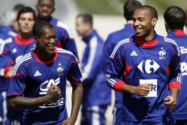 Thierry Henry and Djibril Cisse during a training session