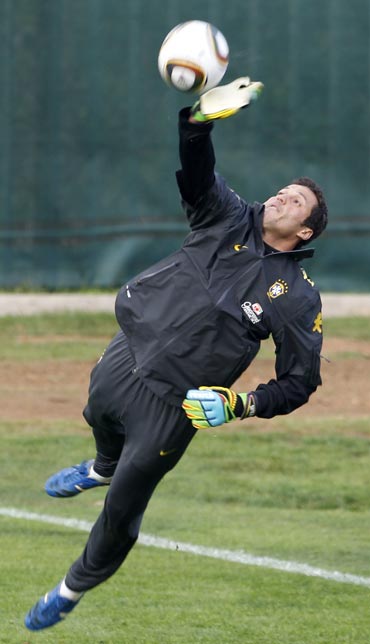 Julio Cesar during a practice session