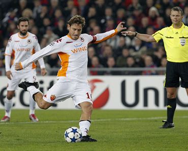 AS Roma's Francesco Totti (2nd R) scores from a penalty