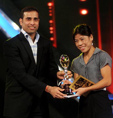 Mary Kom gets the Best Sportswoman of the Year award from VVS Laxman at the Sahara India Sports Awards 2010