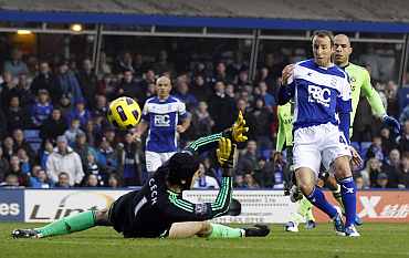 Birmingham City's Lee Bowyer scores past Chelsea's Petr Cech