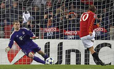 AS Roma's Francesco Totti scores from a penalty past Bayern Munich goalkeeper Thomas Kraft during their match at the Olympic stadium in Rome
