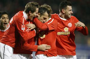 Mainz 05's Nikolce Noveski (2nd from left) celebrates his goal with teammates during their Bundesliga match against Nuremberg in Mainz on Friday