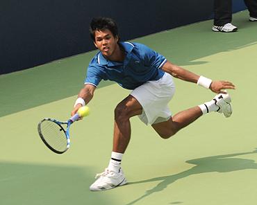 Somdev Devvarman plays a return against Amresh Jayawickreme