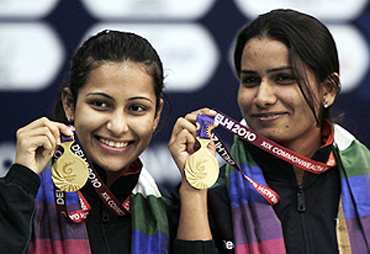 India's Heena Sidhu (left) and Annu Raj Singh pose with their gold medals after winning the women's 10m air pistol pair shooting finals on Tuesday