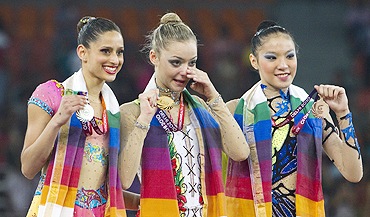 Naazmi Johnston with Chrystalleni Trikomiti (centre) and Elaine Koon after the rope final