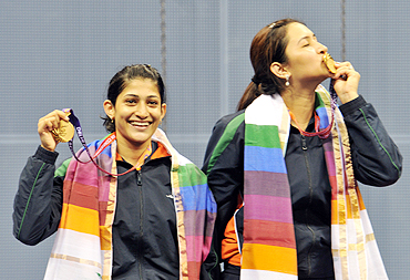 Jwala Gutta (right) and Ashwini Ponappa with their gold medals