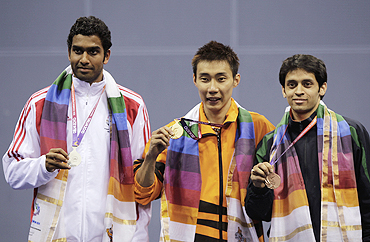 Malaysia's Lee Wei Chong (centre) poses with England's silver medallist Rajiv Ouseph (left) and India's bronze medallist Parupalli Kashyap, after winning the men's singles badminton final