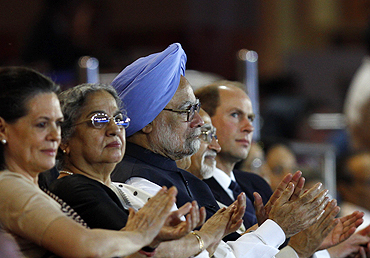 Congress president Sonia Gandhi (left), India's Prime Minister Manmohan Singh (centre), Singh's wife Gursharan Kaur (2nd from left), India's Vice President Hamid Ansari (2nd fronm right) and Prince Edward, Earl of Wessex watch the closing ceremony