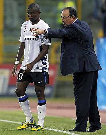Rafa Benitez gives instructions to Samuel Eto'o