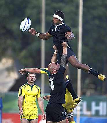 New Zealand's DJ Forbes (4) lifts team-mate Lote Raikabula at a line out during their gold medal rugby sevens match against Australia