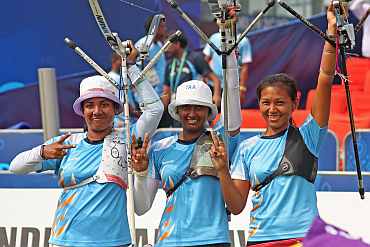 India's Dola Bannerjee, Deepika Kumari and Bombayla Devi celebrate after winning gold
