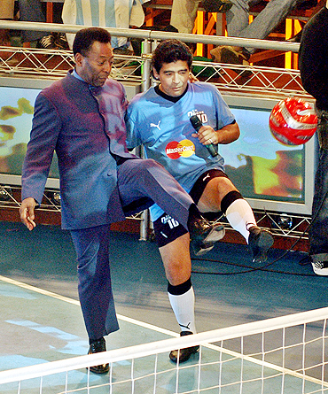 Diego Maradona (right) and Pele play with a football on Maradona's weekly show 'La Noche del Diez' (The Night of Number 10) in Buenos Aires in 2005