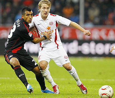 FSV Mainz 05's Lewis Holtby (right) is tackled by Bayer Leverkusen's Arturo Vidal during their Bundesliga match on Sunday