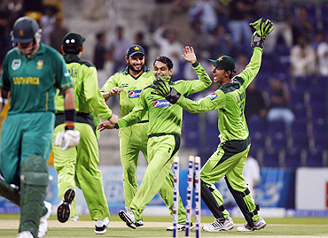 Pakistan's Mohammad Hafeez (2nd from right) celebrates after claiming the wicket of South Africa's Graeme Smith during their first Twenty20 in Abu Dhabi on Tuesday