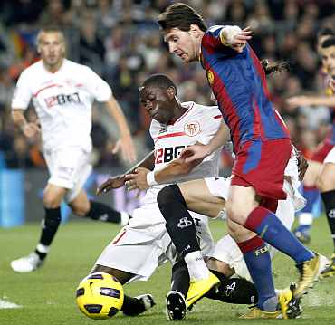 Lionel Messi scores against Sevilla