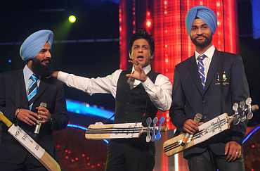 Shah Rukh Khan with Indian hockey captain Rajpal Singh and Sandeep Singh