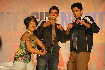 Dinesh Kumar (centre) and Vijender Singh with singer Hard Kaur (left)
