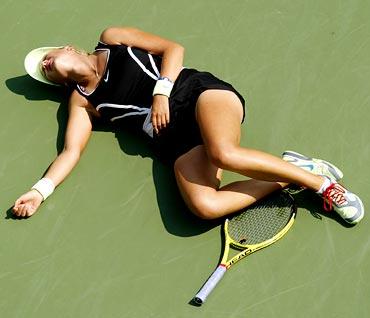 Victoria Azarenka collapses on the court