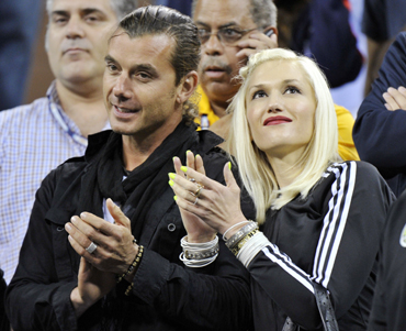 Singer Gwen Stefani and her husband Gavin Rossdale applaud Roger Federer's win over Jurgen Melzer