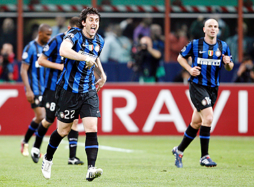 Inter's Milito celebrates with teammates