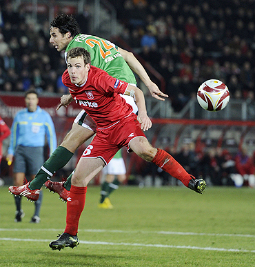 Twente's Wout Brama (red) challenges Werder Bremen's Claudio Pizarro