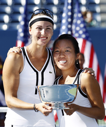 -Vania King (R) of the U.S. and Yaroslava Shvedova of Kazakhstan pose with their trophy after defeating Liezel Huber of the U.S. and Nadia Petrova of Russia