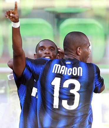 Samuel Eto'o celebrates with Maicon