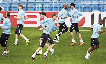 Tottenham Hotspur's players go through the grind during a training session at Real Madrid's Santiago Bernabeu stadium in Madrid