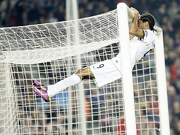Shakhtar Donetsk's Luiz Adriano hangs on the crossbar after missing a scoring  opportunity