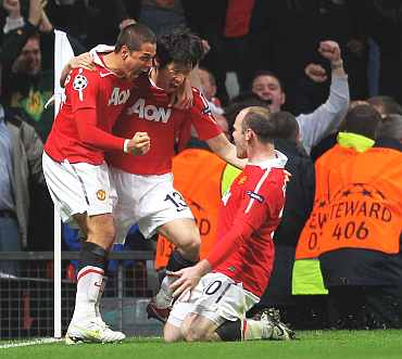 Manchester United's Javier Hernandez, Ji-Sung Park Park si-Jung celebrate with Wayne Rooney after scoring against Chelsea
