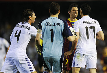 Barcelona's David Villa (2nd from right) argues with Real Madrid's Alvaro Arbeloa (right), Iker Casillas (centre) and Sergio Ramos