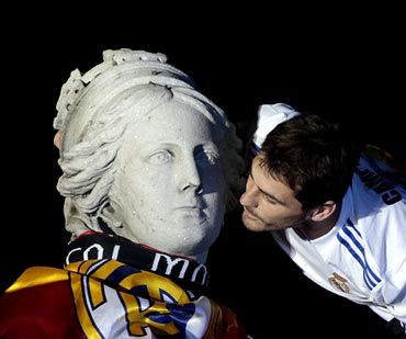 Real Madrid captain Iker Casillas kisses the Cibeles fountain during celebrations in central Madrid