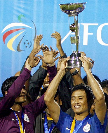 Bhaichung Bhutia holds aloft the trophy after beating Tajikistan to win the AFC Challenge Cup in 2008