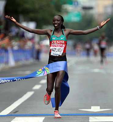 Edna Ngeringwony Kiplagat of Kenya celebrates winning the women's marathon during day one of 13th IAAF World Athletics Championships
