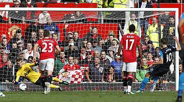 David de Gea saves a penalty for Manchester United