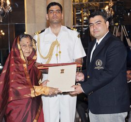 Gagan Narang receives the Rajiv Gandhi Khel Ratna from President Pratibha Patil