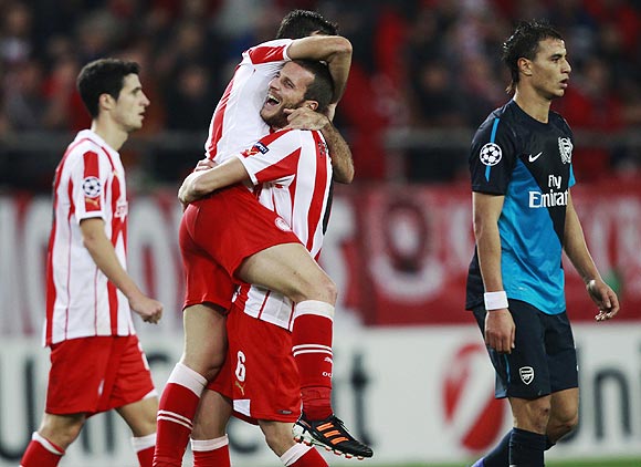 Olympiakos' players celebrate after beating Arsenal