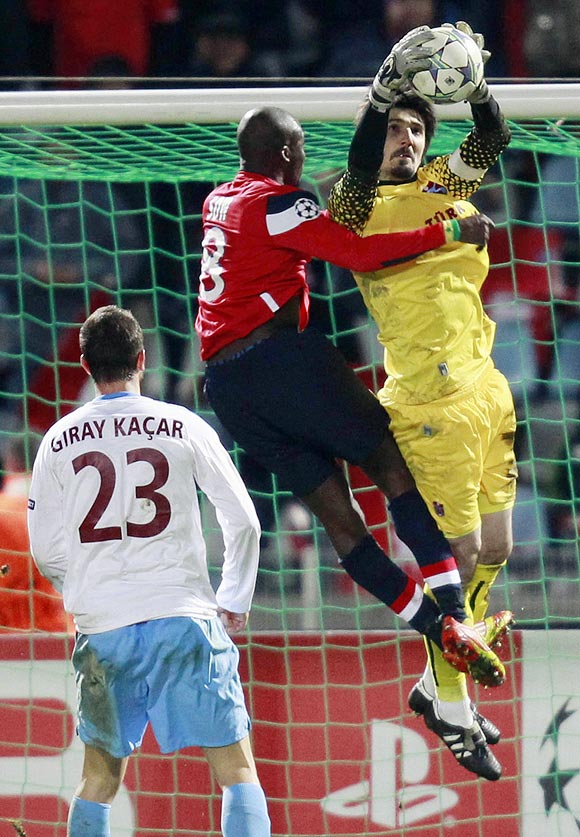 Lille's Moussa Sow (left) challenges Trabzonspor's goalkeeper Tolga Zengin during their Champions League match