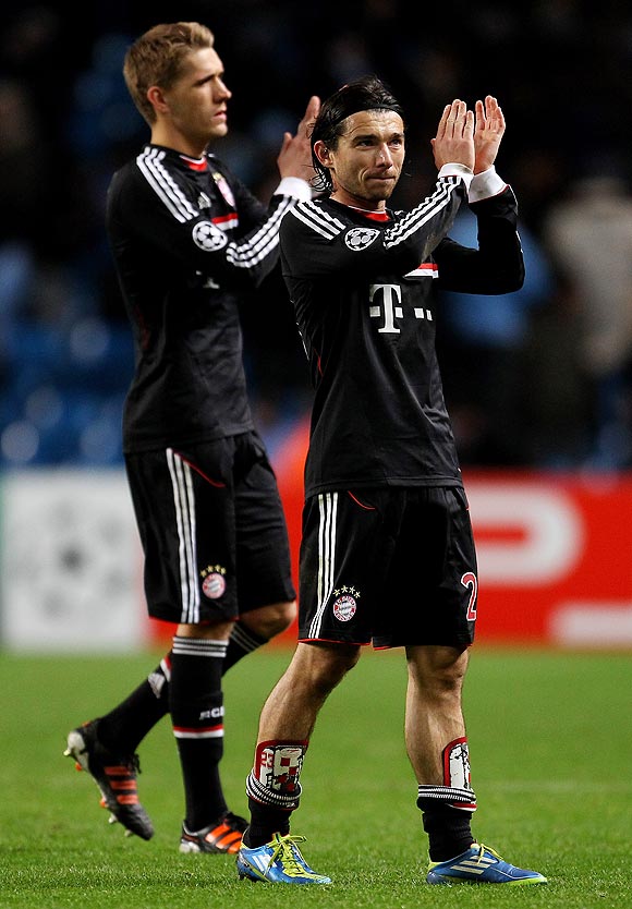 Danijel Pranjic (right) of FC Bayern Muenchen acknowledges the fans