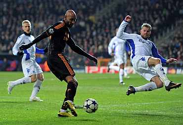 Nicolas Anelka of Chelsea scores the opening goal during the UEFA Champions League round of 16 first leg match between FC Copenhagen and Chelsea