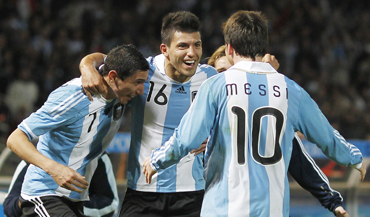 Argentina's Sergio Aguero (C) celebrates his first goal against Costa Rica with teammates Angel Di Maria (L) and Lionel Messi during their match at the Copa America soccer tournament in Cordoba
