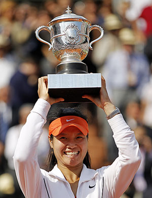 Li Na with the French Open trophy